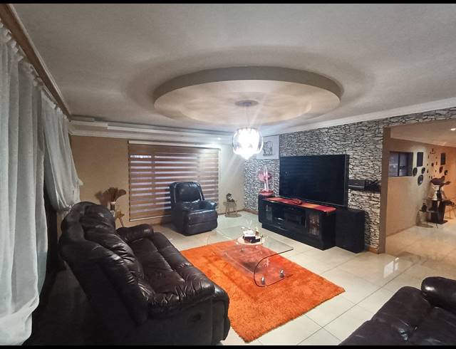 4 BEDROOM HOUSE FOR SALE IN VISTA PARK